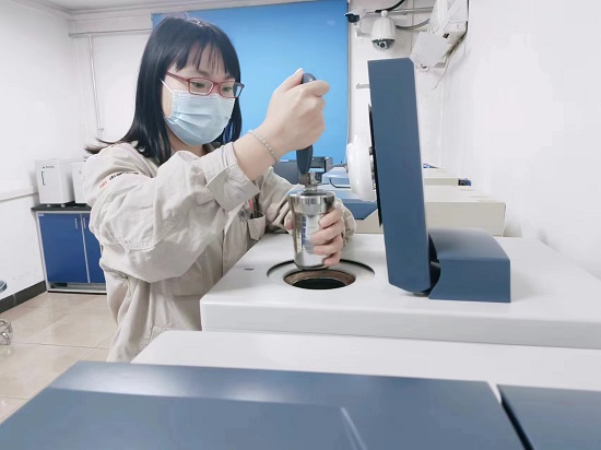 豐潤熱電公司：煤化驗中的巾幗情2 - 副本.jpg