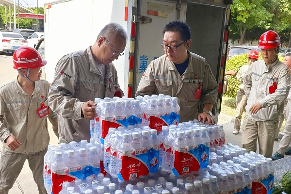 1719540678879037142.jpg 發放礦泉水.jpg