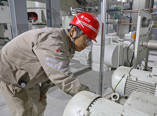 1735009847605046784.jpg 保定熱電廠劉超在檢查設備安裝情況.jpg